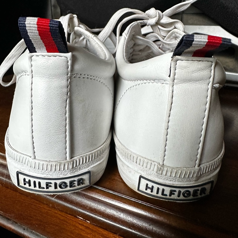 Throw back y’all ! Tommy’s old school sneakers! Size 9m